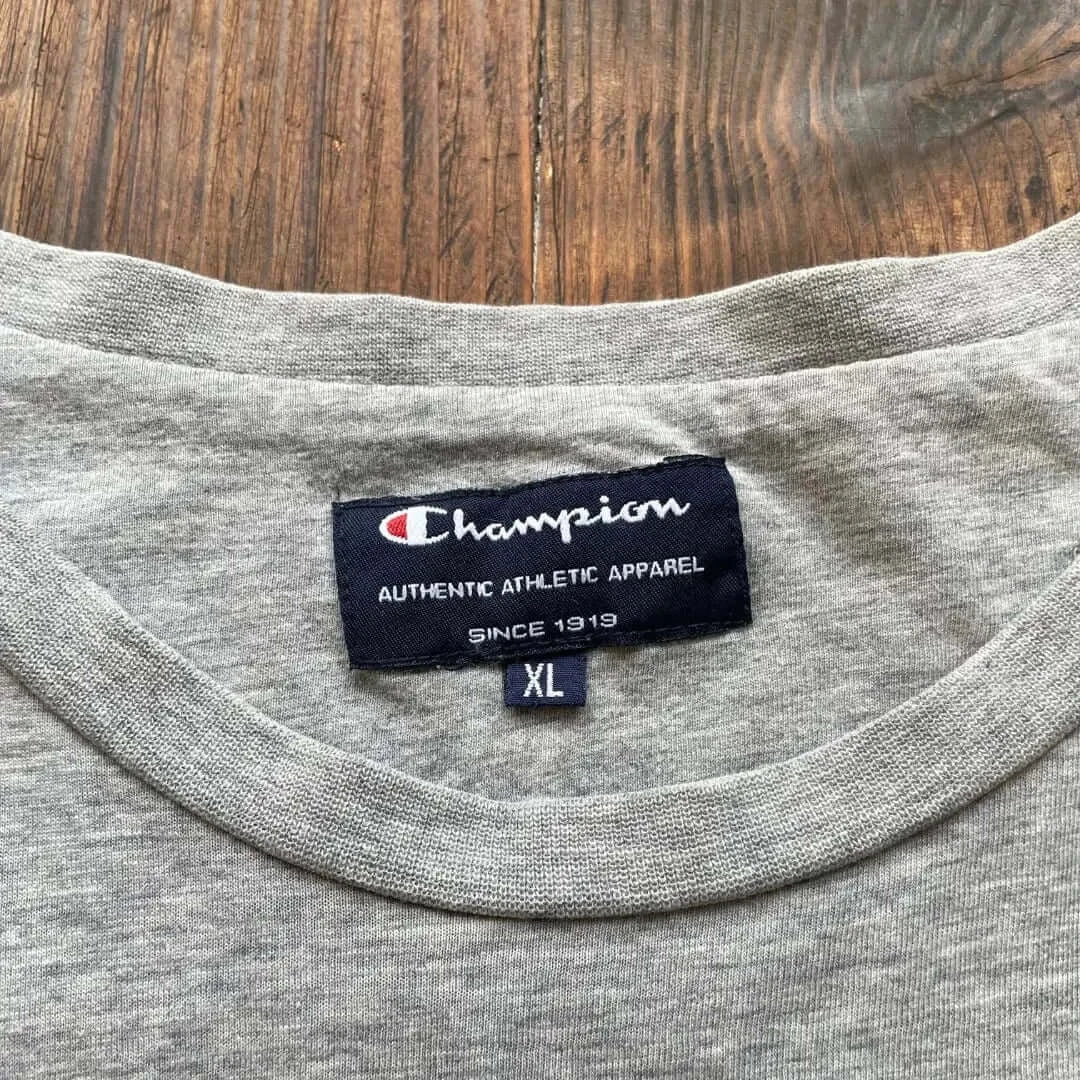 Grå Champion T-shirt - set fra nakkemærket