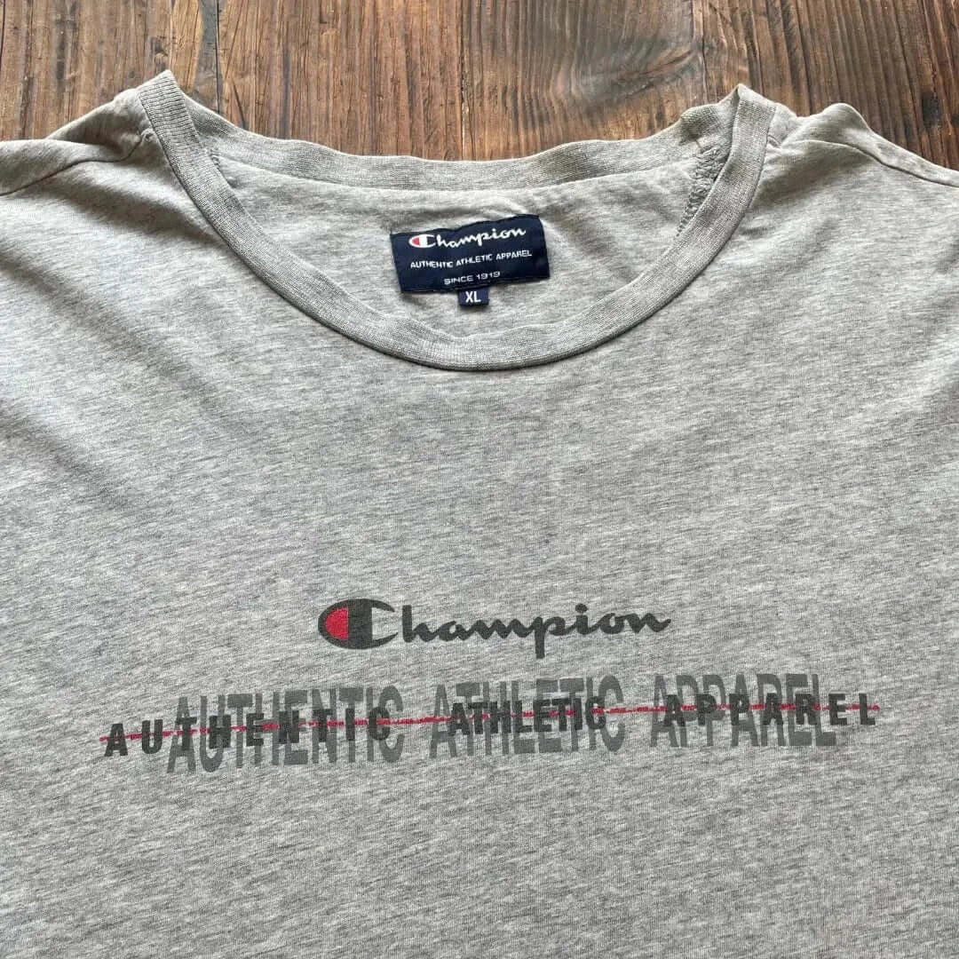 Grå Champion T-shirt - set tæt på